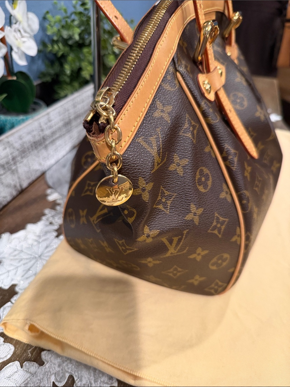Authentic Louis Vuitton Tivoli GM - Picture 4 of 13